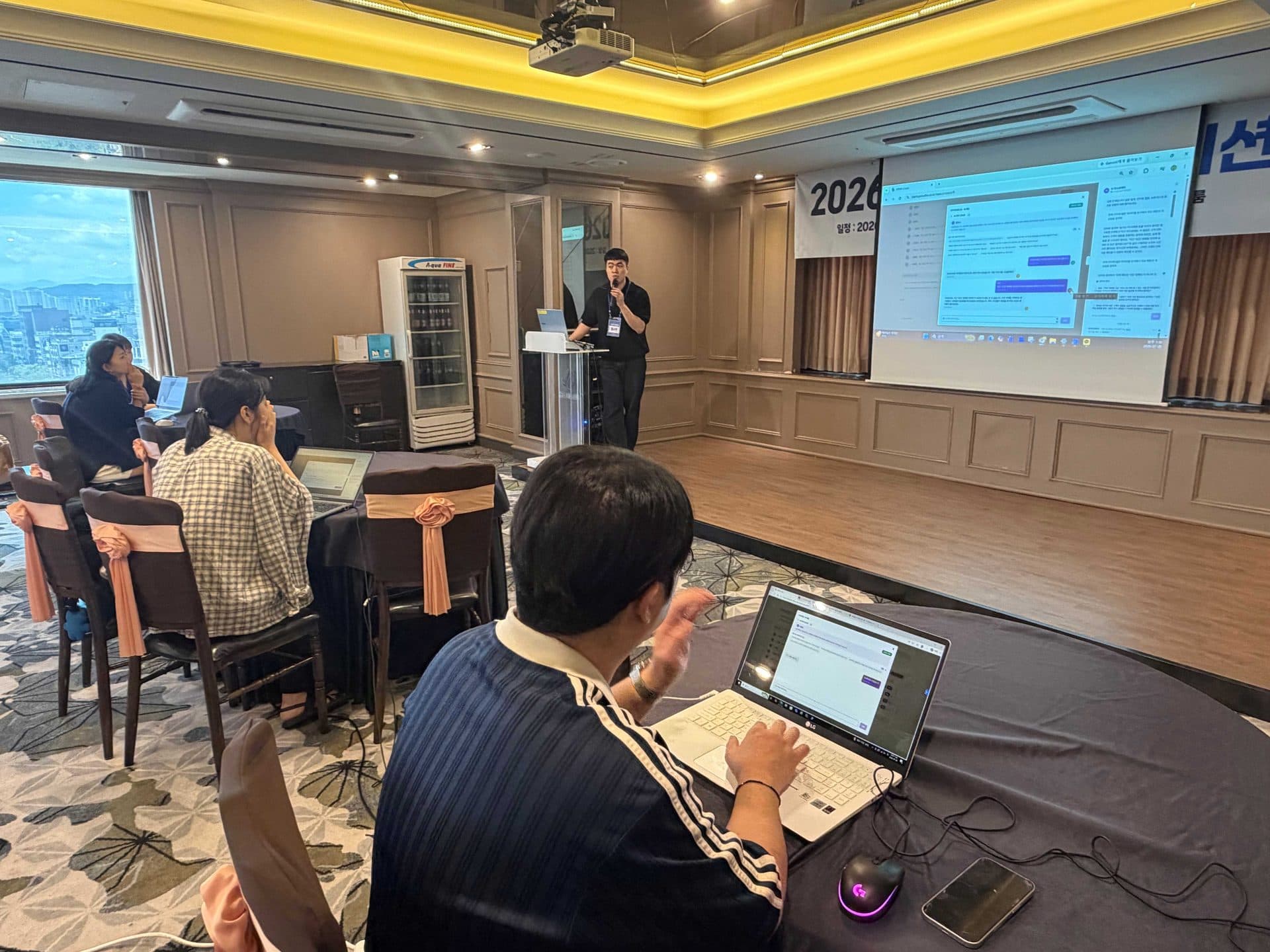 참가자가 노트북으로 스타트업 스튜디오에서 AI 인터뷰를 진행하는 모습